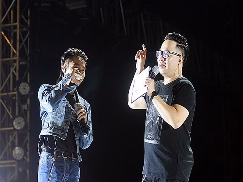 "Hôm đó Sơn Tùng và tôi ở chung phòng khách sạn trên tầng cao để chuẩn bị đi diễn tiếp. Trước khi đi diễn, Sơn Tùng đứng nhìn từ trên cao xuống và nói với tôi: "Anh ơi ở trên này nhảy xuống có chết không?". Khi đó tôi nói: "Tùng ơi em khùng sao?", em ấy mới nói: "Nhiều khi em không biết em phải tiếp tục như thế nào nữa", Tùng Leo cho hay. Ảnh: Giao thông