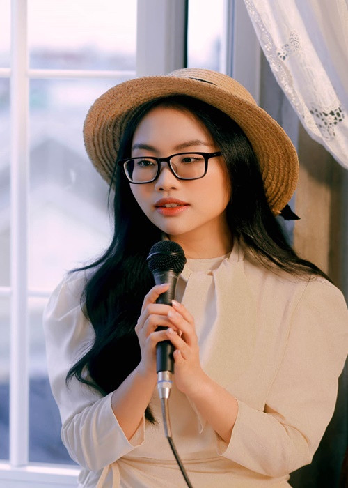 Vì giảm cân tiêu cực trong khoảng thời gian 2 năm, Phương Mỹ Chi gặp nhiều vấn đề sức khỏe như rụng tóc, nổi mụn và rối loạn kinh nguyệt. Ảnh: FB Phương Mỹ Chi