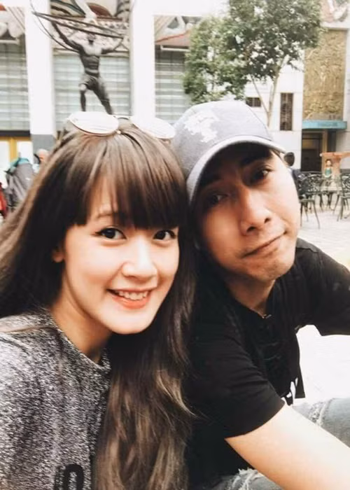 Only C tâm sự: “Tôi đã thử tìm đến cái chết bằng cách định nhảy qua cửa sổ ở khách sạn tại Singapore vào đúng cái tối mà tôi đăng hình này, trong lúc đó thì vợ ngủ và không hay biết gì cả. Lúc sắp nhảy ra cửa sổ, vô tình màn hình điện thoại bên cạnh sáng lên vì tin nhắn rác, màn hình điện thoại đặt hình nền vợ và con. Thế là tôi nghĩ, mình chết để giải thoát thì quá đơn giản, nhưng rồi ngày mai vợ, con, gia đình sẽ như thế nào? Liệu ai sẽ là người chăm sóc họ? Mình không thể nghĩ cho bản thân được. Mình còn có trách nhiệm với những người xung quanh”. Ảnh: Người đưa tin