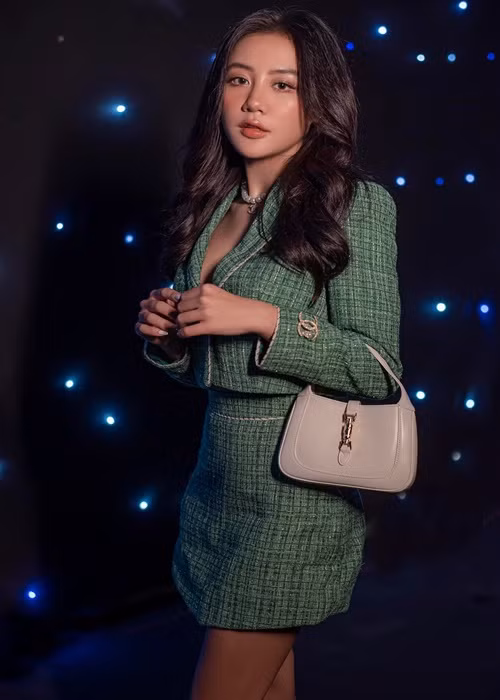 Văn Mai Hương từng bị trầm cảm vì gặp rắc rối trong công việc. Cô cho rằng mình bị công ty quản lý áp đặt mọi thứ. Vì sức khỏe không cho phép, Văn Mai Hương phải hủy nhiều show, đền bù hợp đồng. Sau đó, nhờ ngày ngày chơi cùng chú cún cưng, nữ ca sĩ dần thoát khỏi căn bệnh trầm cảm. Ảnh: FB Văn Mai Hương