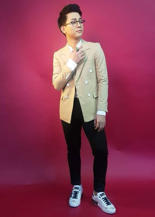 Nổi tiếng chỉ sau thời gian ngắn tham gia Gương mặt thân quen, Hoài Lâm thú nhận gặp áp lực. Anh không quen và bị choáng ngợp trước ánh hào quang. Nam ca sĩ cảm thấy sự nổi tiếng khiến bản thân mất đi sự thoải mái ngay cả khi đem tiếng hát tới cho khán giả. Ảnh: FB Hoài Lâm