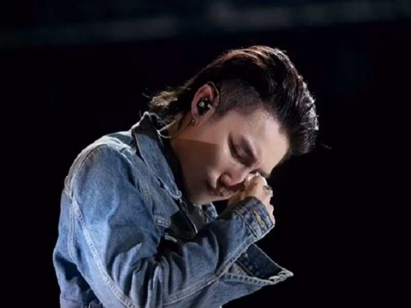 Dù sớm thành công, có loạt ca khúc hit song Sơn Tùng M-TP từng bế tắc vì không biết con đường của mình sẽ ra sao. Giọng ca gốc Thái Bình thậm chí đã có ý định nhảy lầu tự tử. Câu chuyện áp lực của Sơn Tùng M-TP được MC Tùng Leo chia sẻ. Ảnh: Saostar