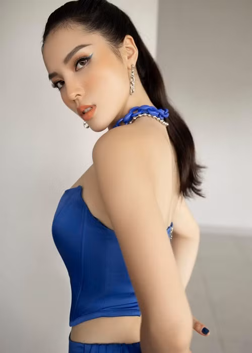 Kỳ Duyên đáp lại cư dân mạng: “Thật ra mình thấy không có gì là khó hiểu đâu, sự thật là có rất nhiều cuộc thi quốc tế đã gửi lời mời cho mình để đi thi nhưng cá nhân mình thấy chưa phù hợp với tinh thần của mình nên chưa nhận lời thôi nè! Còn các cuộc thi như Miss Universe hay Miss World đều có những cuộc thi tại Việt Nam để lựa chọn ra những người đi thi nên không phải thích ai là chọn được đâu á! Mình vẫn luôn mong muốn được một lần đại diện Việt Nam để giao lưu với các bạn quốc tế, dù thế nào cảm ơn bạn đã quan tâm và chia sẻ cùng mình, mình sẽ lắng nghe nhé! Nếu một ngày nào đó mình tham gia cuộc thi nào đấy nữa thì mong bạn sẽ tiếp tục ủng hộ nha”.