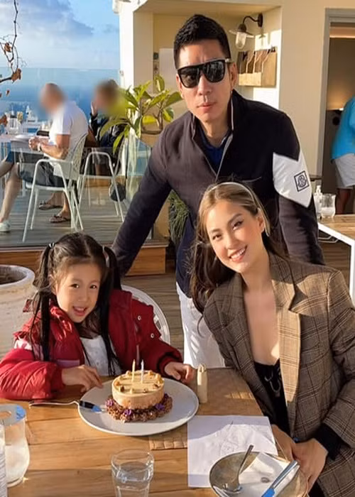 Diễm Trang kết hôn vào cuối năm 2015. Người đẹp hiện tại duy trì công việc biên tập viên và phụ chồng kinh doanh lĩnh vực nhà hàng.