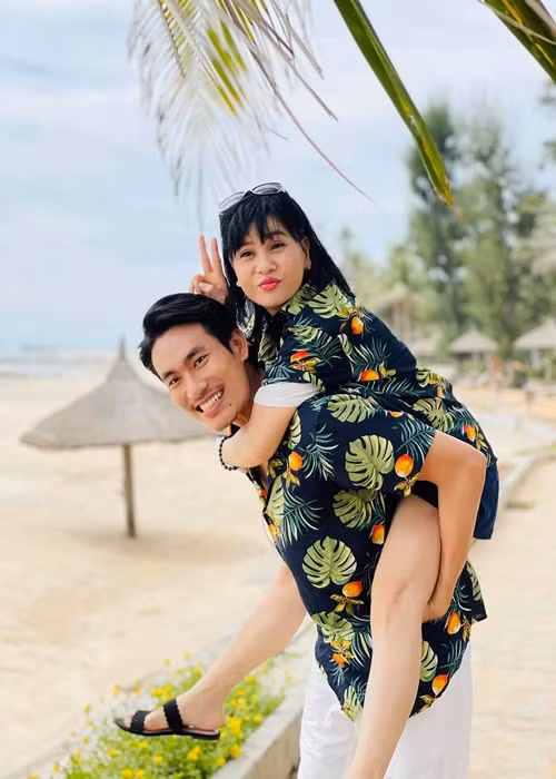 Khi người hâm mộ hoài nghi tình cảm của Cát Phượng và Kiều Minh Tuấn gặp trục trặc, nữ diễn viên vẫn úp mở: "Chuyện tình cảm hãy cứ để cho nhân duyên, cứ sống vui thực tại, kệ tương lai... Không có gì là chắc chắn cả, đời vô thường lắm". Ảnh: FB Cát Phượng