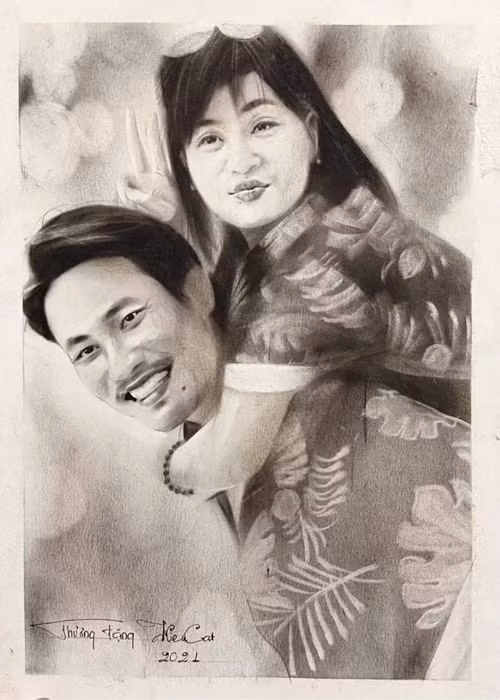 Hồi tháng 10/2021, Cát Phượng úp mở ngày không còn Kiều Minh Tuấn bên cạnh. "Không ai có thể nói trước được bất cứ điều gì nếu như ngày mai anh Kiều không còn bên cạnh chị Cát, không còn cõng Cát đi chơi như thế này nữa,... thì bức ảnh này sẽ là bức ảnh kỷ niệm giá trị nhất của chị Cát", cô viết. Ảnh: FB Cát Phượng