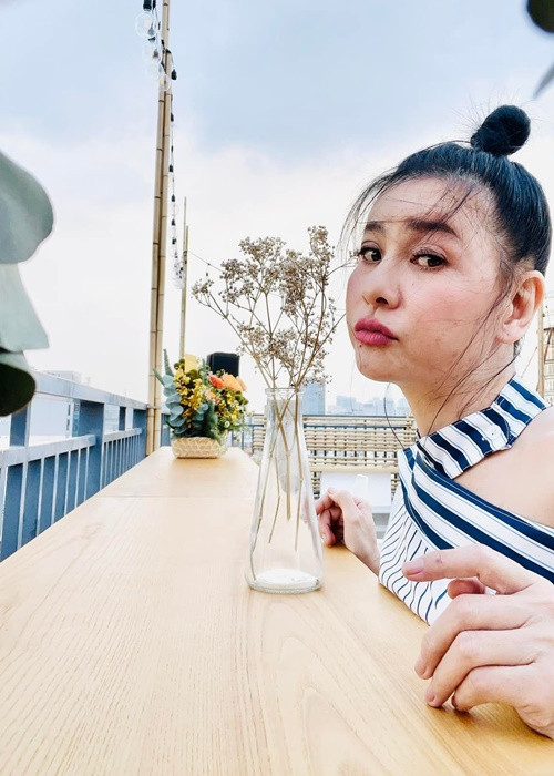 “Mỗi lần thăm tôi, anh phải chờ 5 tiếng sau khi test mới vào thăm được, trong khi đó anh còn phải nghỉ ngơi để quay phim cho hôm sau. Thấy anh cực quá nên tôi đòi gọi video call cho nhau", Cát Phượng nói. Ảnh: FB Cát Phượng