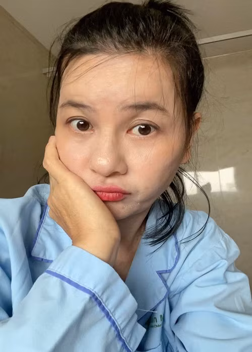 Tuy nhiên, mới đây, trên Dân Trí, Cát Phượng chia sẻ, dù mỗi ngày phải đi quay phim, Kiều Minh Tuấn vẫn tranh thủ ghé vào viện xét nghiệm PCR để có thể thăm cô một chút. Ảnh: FB Cát Phượng