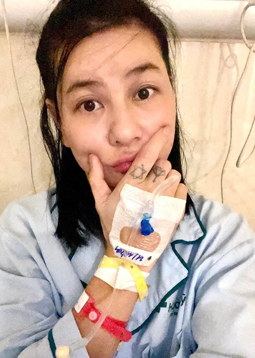 “Ông Tuấn đang đi quay. Lịch quay của ông kẹt cứng đến hết tháng 12. Nếu người nhà vào chăm thì phải test PCR. Nếu âm tính thì ở lại chăm và tuyệt đối người nhà không được ra khỏi bệnh viện. Vì bệnh viện sợ ra vào dễ lây lan COVID-19. Điều này cũng đúng vì sự an toàn cho tất cả”, Cát Phượng cho biết. Ảnh: FB Cát Phượng