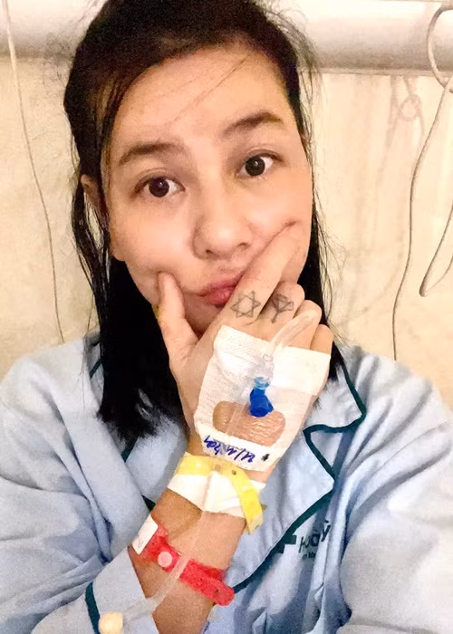 “Ông Tuấn đang đi quay. Lịch quay của ông kẹt cứng đến hết tháng 12. Nếu người nhà vào chăm thì phải test PCR. Nếu âm tính thì ở lại chăm và tuyệt đối người nhà không được ra khỏi bệnh viện. Vì bệnh viện sợ ra vào dễ lây lan COVID-19. Điều này cũng đúng vì sự an toàn cho tất cả”, Cát Phượng cho biết. Ảnh: FB Cát Phượng