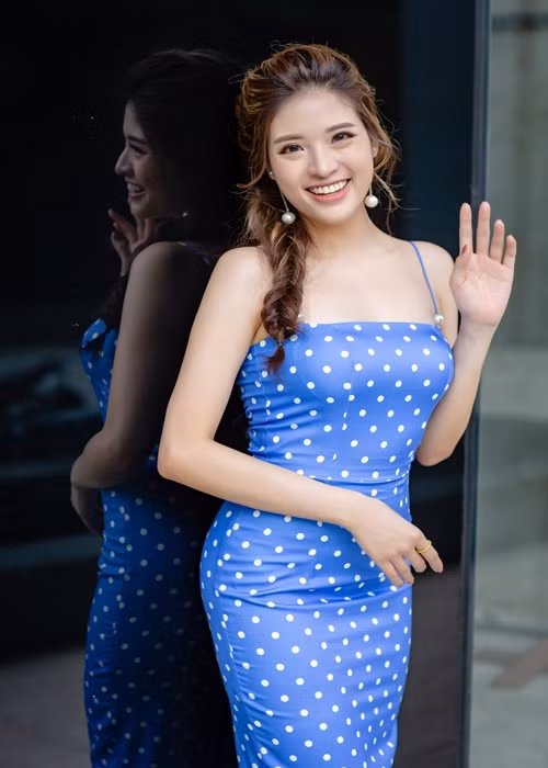 Ngoài ra, người đẹp sinh năm 1990 còn thử sức ở vai trò MC và nhà thiết kế nội thất.