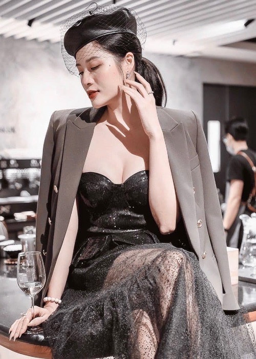 Chân dài sinh năm 1990 mặc gì cũng đẹp vì có vóc dáng gần như hoàn hảo.