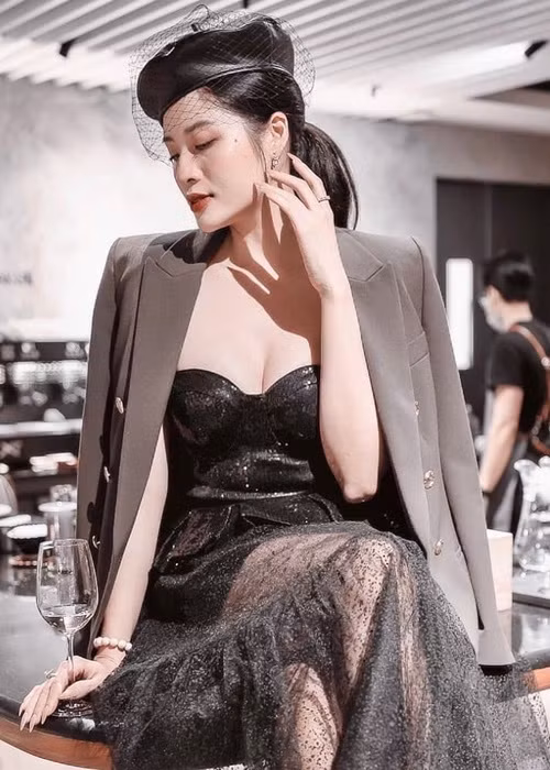 Chân dài sinh năm 1990 mặc gì cũng đẹp vì có vóc dáng gần như hoàn hảo.