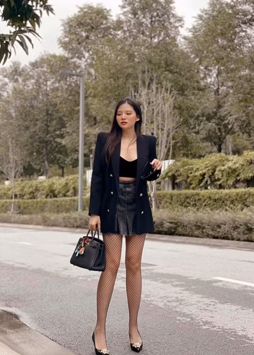 Phan Hoàng Thu duy trì cân nặng 57kg, cao 1m72, có số đo 3 vòng khoảng 90-64-94cm.