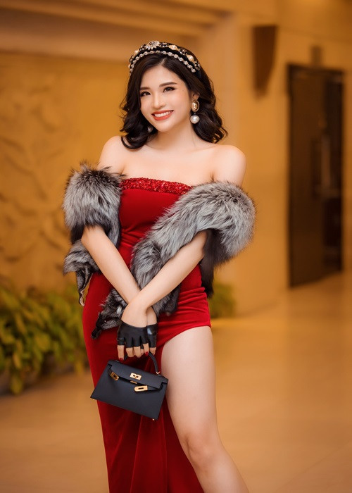 Hồi tham gia các cuộc thi nhan sắc trong và ngoài nước, Phan Hoàng Thu trải qua phần kiểm tra nhân trắc học.