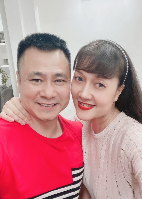 Vân Dung và Tự Long xuất hiện trong buổi tập đầu tiên. Nữ nghệ sĩ chia sẻ: "Chớp mắt một cái một năm đã lại trôi qua, mới năm ngoái anh chị em nghệ sĩ tập Táo quân, năm nay đã lại nhận được lệnh triệu tập từ thiên đình. Ngày đầu tiên tập Táo quân, trộm vía các anh em cứ xa là nhớ gặp nhau là cười. Các anh chị em nghệ sĩ vẫn lao động nghệ thuật, miệt mài hăng say, vận may sẽ tới, chỉ hy vọng một mùa xuân mới, khán giả phơi phới, ngóng đợi Táo quân". Ảnh: Vân Dung