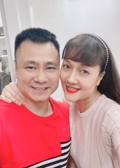 Vân Dung và Tự Long xuất hiện trong buổi tập đầu tiên. Nữ nghệ sĩ chia sẻ: "Chớp mắt một cái một năm đã lại trôi qua, mới năm ngoái anh chị em nghệ sĩ tập Táo quân, năm nay đã lại nhận được lệnh triệu tập từ thiên đình. Ngày đầu tiên tập Táo quân, trộm vía các anh em cứ xa là nhớ gặp nhau là cười. Các anh chị em nghệ sĩ vẫn lao động nghệ thuật, miệt mài hăng say, vận may sẽ tới, chỉ hy vọng một mùa xuân mới, khán giả phơi phới, ngóng đợi Táo quân". Ảnh: Vân Dung