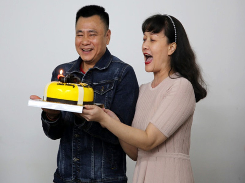 22/12 là ngày sinh nhật của Tự Long nên ê-kíp tổ chức sinh nhật cho nam nghệ sĩ. Ảnh: Vietnamnet