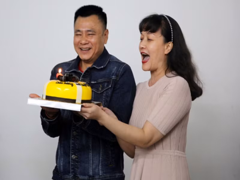 22/12 là ngày sinh nhật của Tự Long nên ê-kíp tổ chức sinh nhật cho nam nghệ sĩ. Ảnh: Vietnamnet