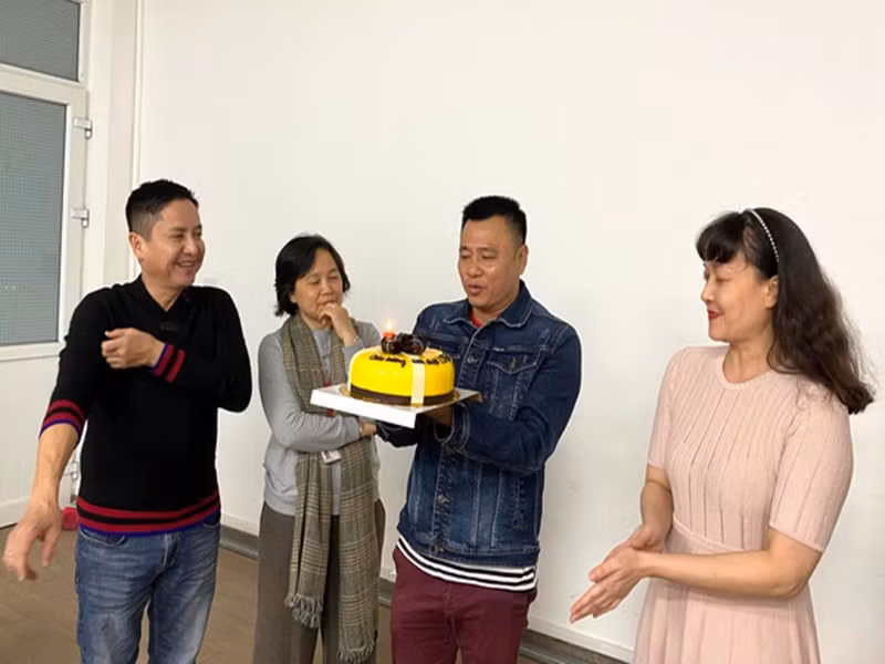 Tự Long đón tuổi mới bên các đồng nghiệp. Ảnh: Vietnamnet