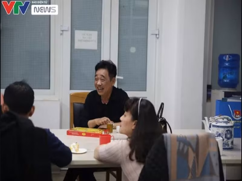 Các nghệ sĩ tham gia Táo quân 2022 bắt đầu tập luyện từ tối ngày 22/12. Nghệ sĩ Quốc Khánh tươi rói ở hậu trường. Ảnh: VTV