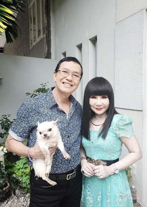 Nghệ sĩ Kim Huệ bắt đầu có cảm tình khi được nghệ sĩ Thanh Điền cứu. “Năm 1969, đoàn hát Hoa Phượng bị lũ cuốn trôi, nước vào nhấn chìm tất cả, anh ấy ra tay cứu "mỹ nhân" vì tôi không biết bơi. Anh lấy cái trống đặt tôi lên, rồi đẩy vào bờ, một bên tay thì ôm má tôi lúc đó đi theo đoàn hát để lo cho tôi. Sau nghĩa cử đó, tôi yêu anh ấy”, bà kể lại. Ảnh: Vietnamnet