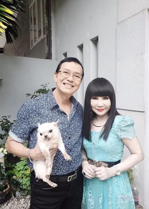 Nghệ sĩ Kim Huệ bắt đầu có cảm tình khi được nghệ sĩ Thanh Điền cứu. “Năm 1969, đoàn hát Hoa Phượng bị lũ cuốn trôi, nước vào nhấn chìm tất cả, anh ấy ra tay cứu "mỹ nhân" vì tôi không biết bơi. Anh lấy cái trống đặt tôi lên, rồi đẩy vào bờ, một bên tay thì ôm má tôi lúc đó đi theo đoàn hát để lo cho tôi. Sau nghĩa cử đó, tôi yêu anh ấy”, bà kể lại. Ảnh: Vietnamnet