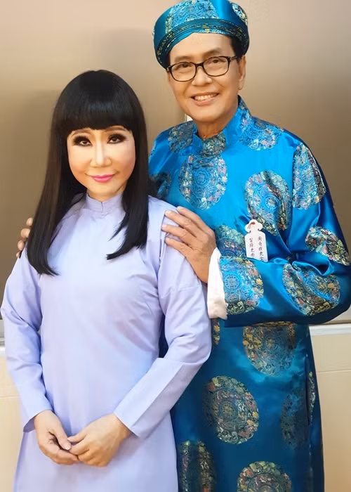 “Chúng tôi gặp nhau khi còn là những người trẻ và gắn bó đến hiện nay. Nói như ngôn ngữ nhiều bạn trẻ hiện nay, tôi và ông xã có mối tình trọn đời và cùng nhìn nhau già đi theo năm tháng. Đây là một niềm may mắn quá đỗi nên tôi luôn tự nhủ nâng niu mỗi ngày”, bà chia sẻ trên Vietnamnet. Ảnh: FB Thanh Điền