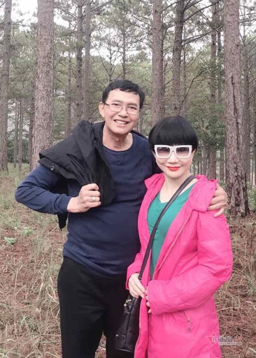 Năm 1975, nghệ sĩ Kim Huệ quyết định kết hôn với nghệ sĩ Thanh Điền dù ban đầu không muốn lấy người cùng nghề. “Tôi tìm thấy ở anh Thanh Điền những điều khác biệt, tuy nổi tiếng nhưng anh rất chu đáo và biết chăm lo cho gia đình. Anh Thanh Điền không giống như những anh "kép" khác!”, nữ nghệ sĩ cho hay. Ảnh: Vietnamnet