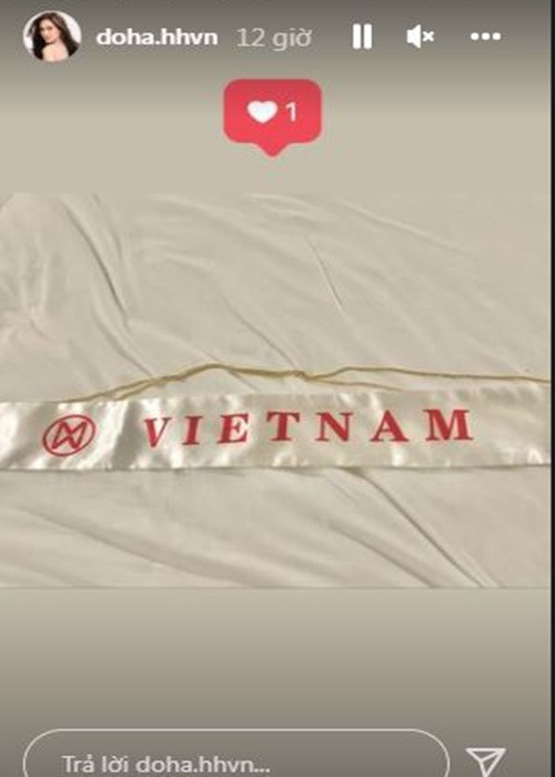 Trong lúc dọn đồ, Hoa hậu Việt Nam 2020 thể hiện sự trân trọng với chiếc sash của mình. Cô để phẳng phiu trên giường chụp ảnh kỷ niệm.