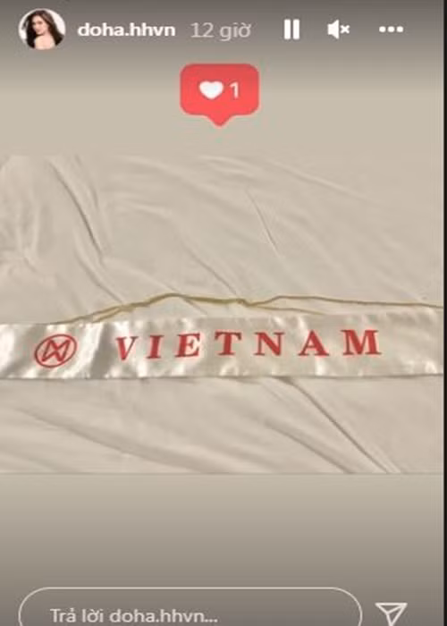 Trong lúc dọn đồ, Hoa hậu Việt Nam 2020 thể hiện sự trân trọng với chiếc sash của mình. Cô để phẳng phiu trên giường chụp ảnh kỷ niệm.