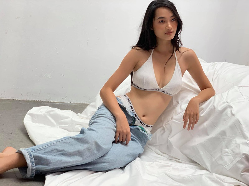 Nữ người mẫu sinh năm 1999 khoe vóc dáng gợi cảm khi làm mẫu ảnh. Ảnh: FB Quỳnh Anh