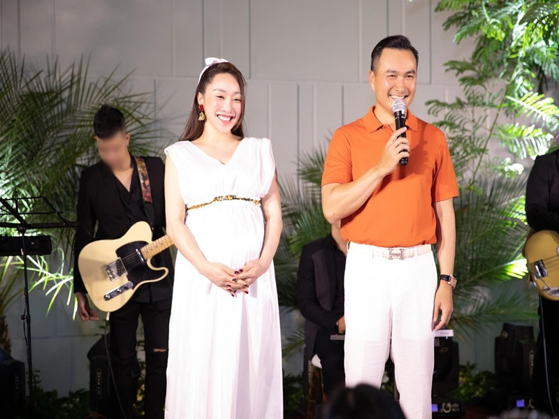 Chi Bảo tái hôn vào tháng 3/2021. Bà xã của nam diễn viên là doanh nhân Lý Thùy Chang. Chặng đường hẹn hò của cặp đôi này đầy ngọt ngào, được gia đình hai bên ủng hộ. Hiện tại, vợ Chi Bảo mang bầu con trai. Ảnh: FB Chi Bảo