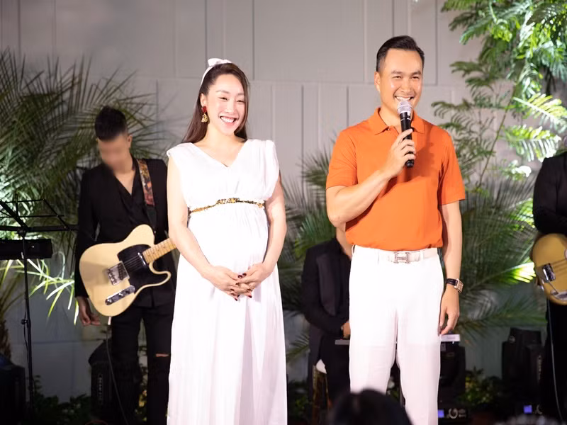 Chi Bảo tái hôn vào tháng 3/2021. Bà xã của nam diễn viên là doanh nhân Lý Thùy Chang. Chặng đường hẹn hò của cặp đôi này đầy ngọt ngào, được gia đình hai bên ủng hộ. Hiện tại, vợ Chi Bảo mang bầu con trai. Ảnh: FB Chi Bảo