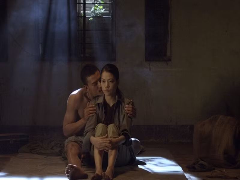 Trong phim “Hương Ga”, diễn viên Hiếu Nguyễn đóng vai chàng bụi đời giang hồ tên Hưng. Ở dự án này, anh có những cảnh quay tình tứ với Trương Ngọc Ánh. Ảnh: Zing