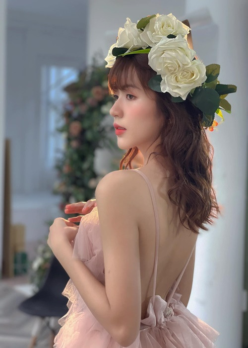 Vẻ gợi cảm của Ngọc Huyền khiến người đối diện khó rời mắt.