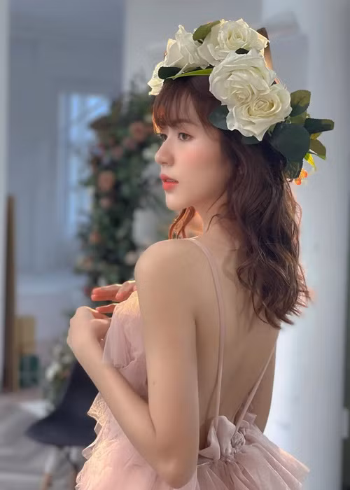 Vẻ gợi cảm của Ngọc Huyền khiến người đối diện khó rời mắt.