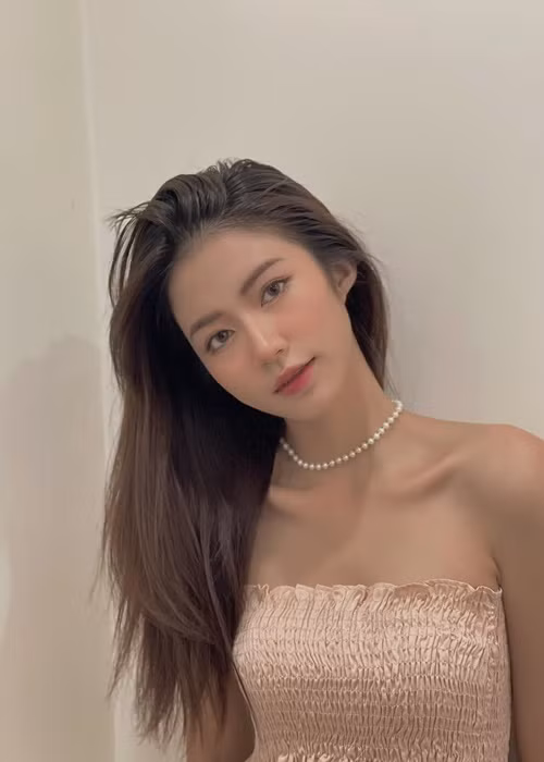 Gu thời trang của nữ diễn viên phim "Thương ngày nắng về" đa dạng. Ngọc Huyền lúc kín đáo, khi năng động, lúc lại quyến rũ.