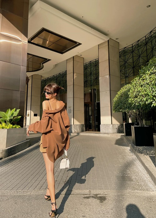 Trước khi góp mặt trong bộ phim "Thương ngày nắng về", Ngọc Huyền làm người mẫu ảnh, đóng các video quảng cáo.