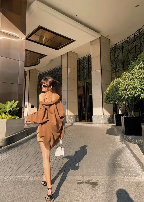 Trước khi góp mặt trong bộ phim "Thương ngày nắng về", Ngọc Huyền làm người mẫu ảnh, đóng các video quảng cáo.