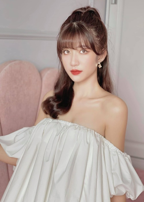 Ngọc Huyền sở hữu gương mặt xinh xắn, nụ cười tỏa nắng cùng vóc dáng mảnh mai.