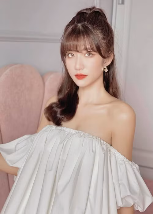 Ngọc Huyền sở hữu gương mặt xinh xắn, nụ cười tỏa nắng cùng vóc dáng mảnh mai.