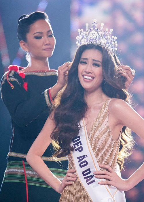 Nguyễn Trần Khánh Vân đăng quang Hoa hậu Hoàn vũ Việt Nam vào tháng 12/2019. Cô sinh năm 1995, đến từ TPHCM. Vào thời điểm đăng quang, Khánh Vân cao 1m75, có số đo ba vòng 83-60-90. Ảnh: FB Khánh Vân