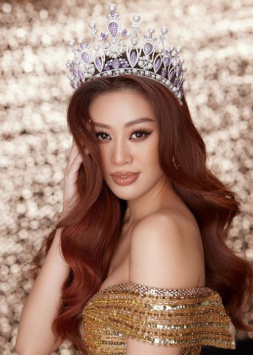 Tháng 5/2020, một số cư dân mạng chơi xấu Hoa hậu Khánh Vân khi cắt ghép câu trả lời của người đẹp trong bài phỏng vấn. Cụ thể, trong một bài phỏng vấn, khi được hỏi: “Cùng với sự nổi tiếng, được nhiều người biết đến, cuộc sống của chị biến động nhiều không sau ngày đăng quang?”, Khánh Vân trả lời: “Cũng thay đổi khá nhiều. Sau một đêm ngủ dậy, mình bỗng có nhà mới, xe mới (trong 2 năm đương nhiệm, hoa hậu được ở nhà và sử dụng xe từ ban tổ chức - PV). Mình có một ê-kíp luôn bên cạnh, hỗ trợ”. Ảnh: FB Khánh Vân