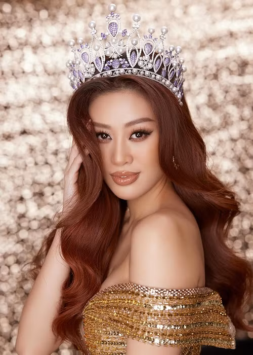 Tháng 5/2020, một số cư dân mạng chơi xấu Hoa hậu Khánh Vân khi cắt ghép câu trả lời của người đẹp trong bài phỏng vấn. Cụ thể, trong một bài phỏng vấn, khi được hỏi: “Cùng với sự nổi tiếng, được nhiều người biết đến, cuộc sống của chị biến động nhiều không sau ngày đăng quang?”, Khánh Vân trả lời: “Cũng thay đổi khá nhiều. Sau một đêm ngủ dậy, mình bỗng có nhà mới, xe mới (trong 2 năm đương nhiệm, hoa hậu được ở nhà và sử dụng xe từ ban tổ chức - PV). Mình có một ê-kíp luôn bên cạnh, hỗ trợ”. Ảnh: FB Khánh Vân