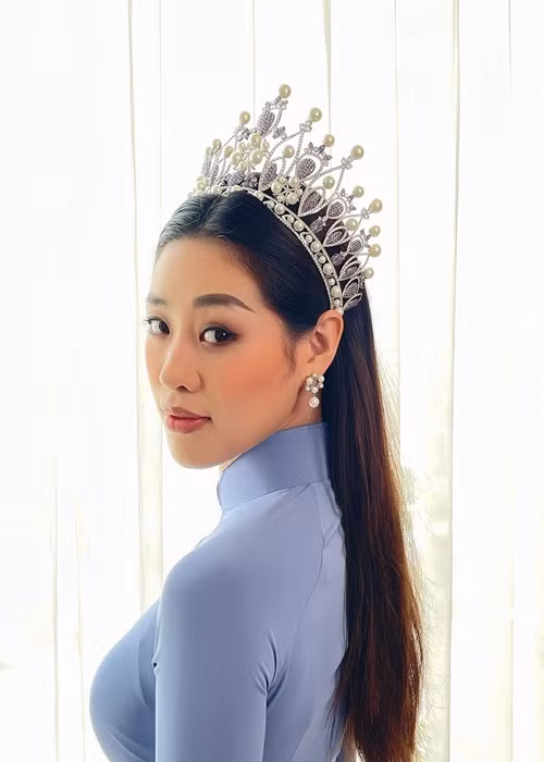 Hoa hậu Hoàn vũ Việt Nam 2019 cho hay: “Nếu theo dõi cuộc thi Hoa hậu Hoàn vũ Việt Nam, mọi người đều biết nhà và xe là phần thưởng trong hai năm nhiệm kỳ mà BTC trao tặng cho tân hoa hậu. Vì thế ngay sau khi đăng quang, hiển nhiên nhà và xe thuộc về Vân - đó là niềm vui mà Vân vô cùng tự hào và trân trọng. Phần thưởng này nhắc nhở Vân rằng mình có hai năm nhiệm kỳ đang chờ đợi ở phía trước, xe mới sẽ giúp mình đi đến những nơi cần mình giúp đỡ, nhà mới là nơi Vân lưu giữ những kỷ niệm trong hai năm nhiệm kỳ. Cả hai là những món quà ý nghĩa đối với Vân, vì Vân là chủ nhân của chiếc vương miện cao quý”. Ảnh: FB Khánh Vân