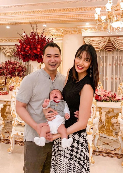 Hạnh phúc của Lan Khuê và Tuấn John thêm viên mãn khi cặp đôi chào đón con trai đầu lòng vào năm 2019.