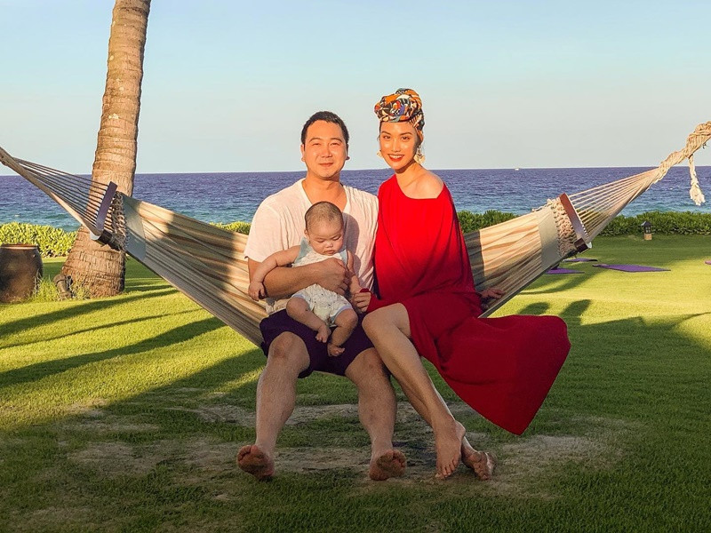 Tuấn John thoải mái đăng ảnh cận mặt con trai trên mạng xã hội.