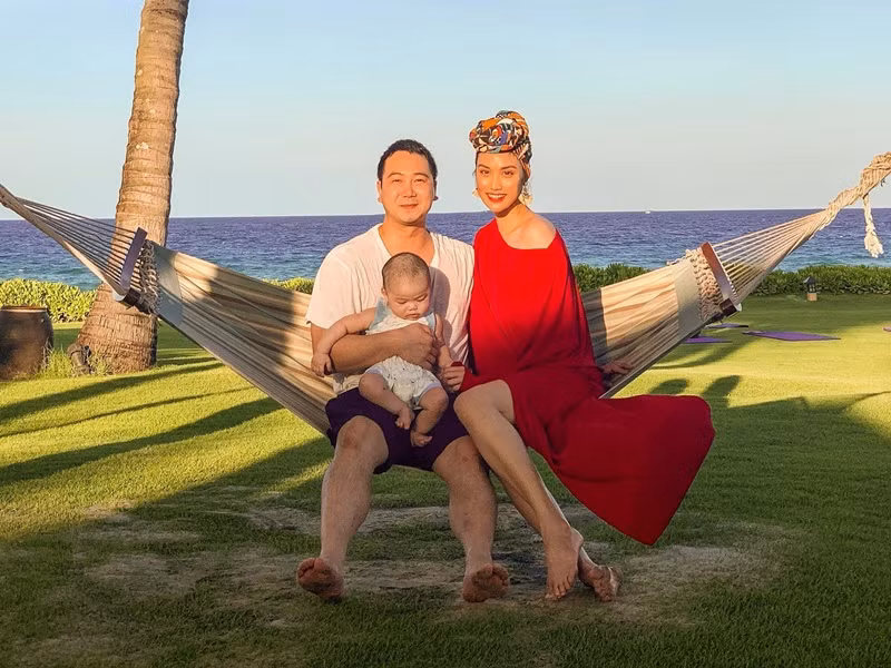 Tuấn John thoải mái đăng ảnh cận mặt con trai trên mạng xã hội.