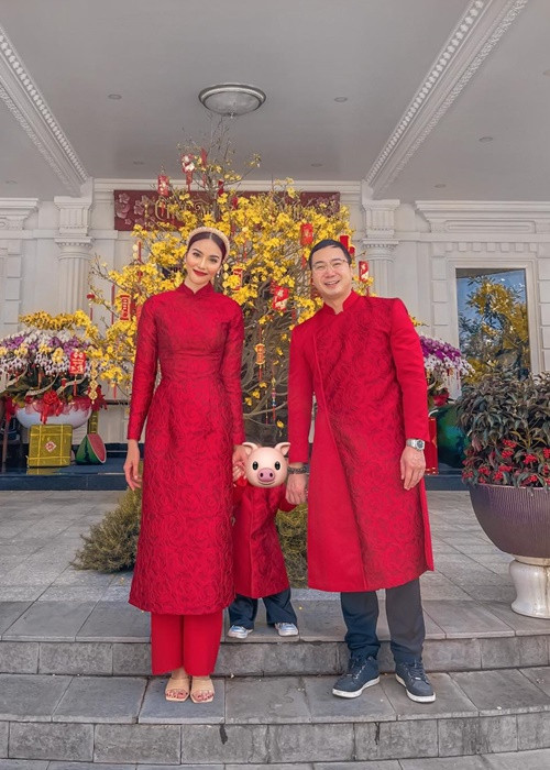 Còn Lan Khuê thường chọn góc chụp khuất hay sử dụng biểu tượng che chắn mặt con mỗi khi đăng ảnh con.